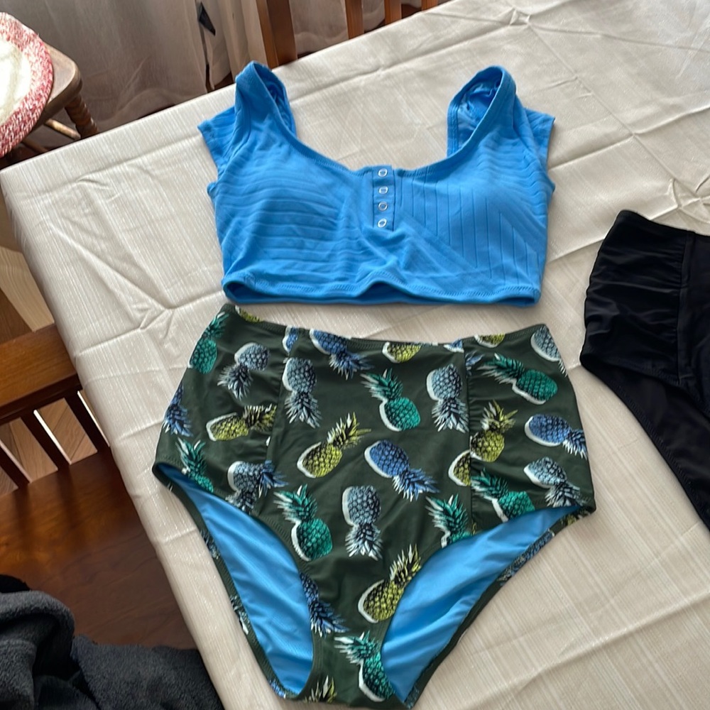 Aerie NWT Medium 2 Piece Blue/Green Bottom. Extra black bottom EUC